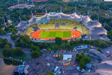 Alman kenti Münih 'te Olimpiyatlar' ın günbatımı manzarası.