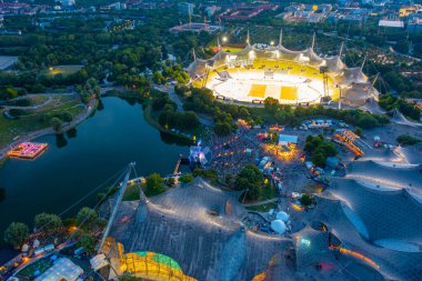 Alman kenti Münih 'te Olimpiyatlar' ın günbatımı manzarası.