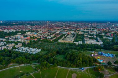 Alman kasabası Munchen 'in günbatımı manzarası.