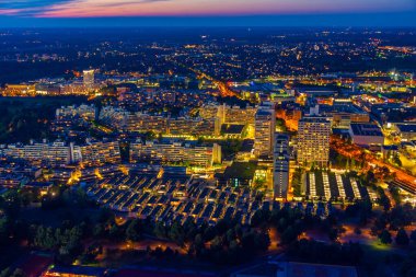 Almanya 'nın Münih kentindeki yerleşim bölgesi ve tenis kortlarının günbatımı manzarası.