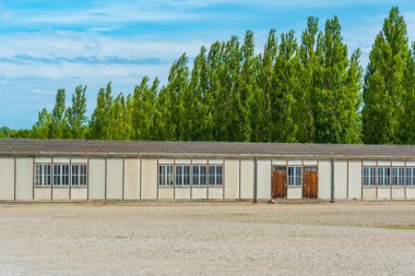 Almanya 'daki Dachau toplama kampındaki binalar.