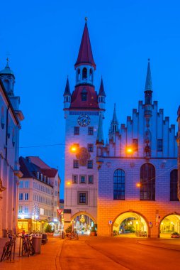 Alman kasabası Munchen 'deki eski belediye binasının gündoğumu manzarası.