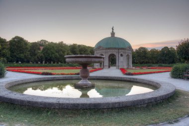 Alman kasabası Munchen 'deki Diana tapınağının gün doğumu manzarası.