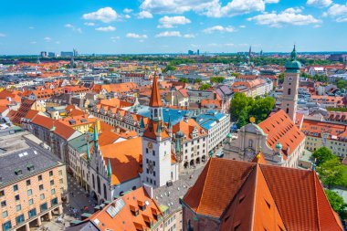 Heiliggeistkirche Panorama Manzarası ve Münih, Almanya 'daki eski belediye binası.