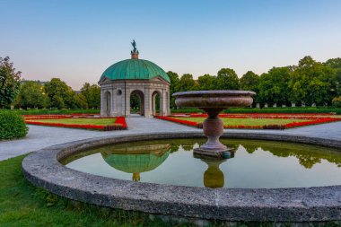 Alman kasabası Munchen 'deki Diana tapınağının gün doğumu manzarası.