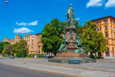 Alman kenti Munchen 'deki Oberbayern Hükümeti' nin sarı binası..