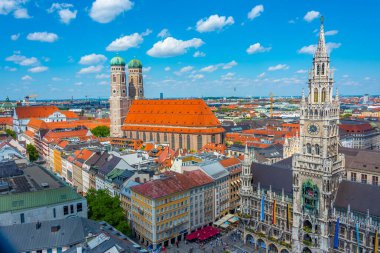 Frauenkirche Panorama Manzarası ve Almanya 'nın Münih kentindeki yeni belediye binası.