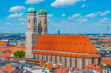 Alman kasabası Munchen 'deki Frauenkirche kilisesinin panorama manzarası.