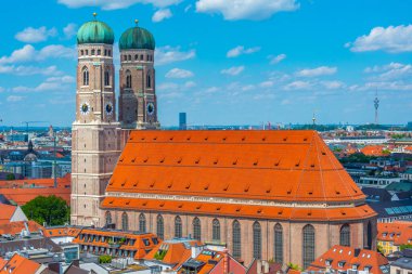Alman kasabası Munchen 'deki Frauenkirche kilisesinin panorama manzarası.