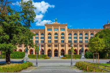 Alman kenti Munchen 'deki Oberbayern Hükümeti' nin sarı binası..