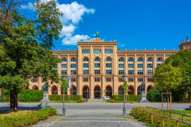 Alman kenti Munchen 'deki Oberbayern Hükümeti' nin sarı binası..