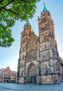 Nurnberg, Almanya 'daki Saint Lorenz katedralinin gün doğumu manzarası.
