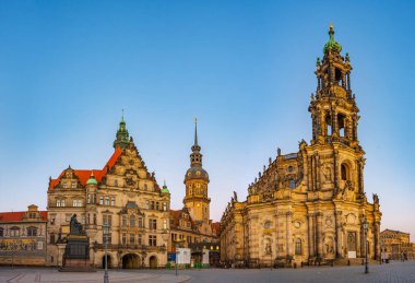 Alman kasabası Dresden 'de Georgentor' un gün doğumu manzarası.