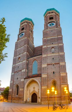 Alman kenti Munchen 'deki Frauenkirche Kilisesi' nin gün doğumu manzarası.
