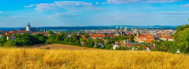 Michelsberg manastırı ve katedralin dört kulesiyle Alman şehri Bamberg 'in panorama manzarası.