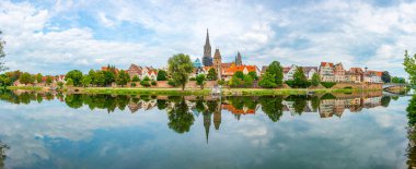 Alman şehri Tuna Nehri 'ni yansıtan Ulm.