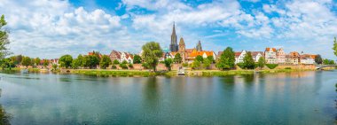 Alman şehri Tuna Nehri 'ni yansıtan Ulm.