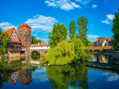 Weinstadel binası, su kulesi, Henkerbrucke köprüsü ve Almanya 'nın Nurnberg kentindeki Henkerturm kulesi manzaralı tarihi bir şehir...