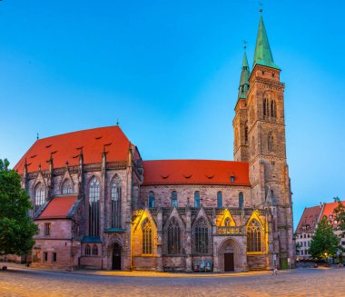 Almanya 'nın Nurnberg kentindeki Sankt Sebaldus kilisesinin gün doğumu manzarası.