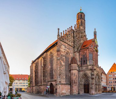 Nurnberg, Almanya 'da Frauenkirche' in gündoğumu manzarası..