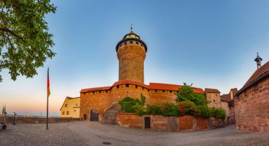 Nurnberg, Almanya 'daki Kaiserburg şatosunun gün doğumu manzarası.