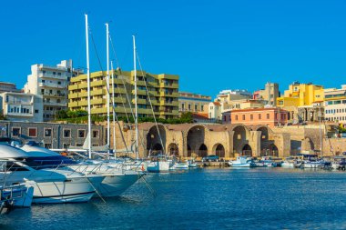 Girit adasındaki Yunan limanında liman Heraklion.