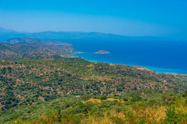 Yunan adası Girit 'teki Mirabello Körfezi manzarası.