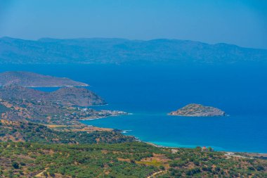 Yunan adası Girit 'teki Mirabello Körfezi manzarası.