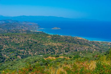 Yunan adası Girit 'teki Mirabello Körfezi manzarası.