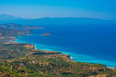 Yunan adası Girit 'teki Mirabello Körfezi manzarası.