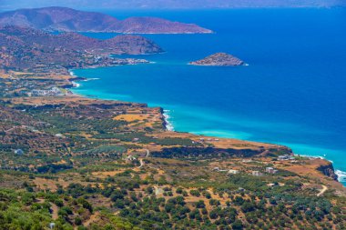 Yunan adası Girit 'teki Mirabello Körfezi manzarası.