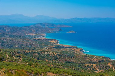 Yunan adası Girit 'teki Mirabello Körfezi manzarası.