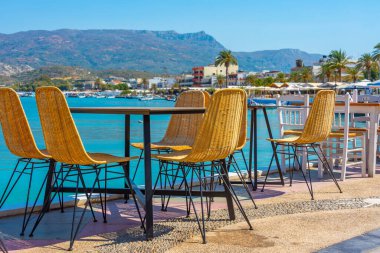 Yunan kenti Sitia 'da sahil kenarındaki restoranlar.