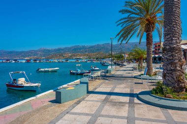 Yunan kenti Sitia 'da sahil yürüyüşü.