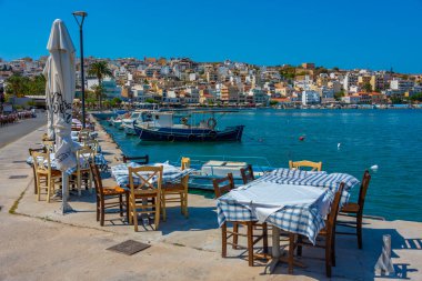 Yunan kenti Sitia 'da sahil kenarındaki restoranlar.