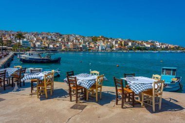Yunan kenti Sitia 'da sahil kenarındaki restoranlar.