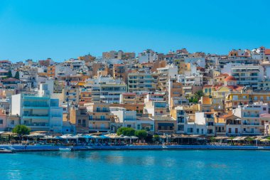 Yunan kenti Sitia 'da sahil yürüyüşü.