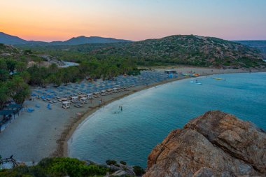 Yunanistan 'ın Girit kentindeki Vai plajında gün batımı.