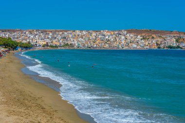 Yunan adası Girit 'teki Sitia plajı manzarası.