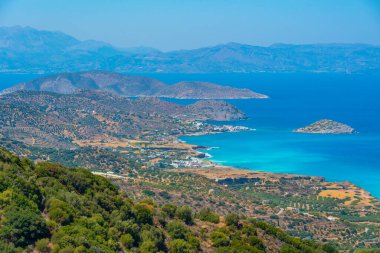 Yunan adası Girit 'teki Mirabello Körfezi manzarası.