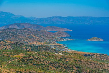 Yunan adası Girit 'teki Mirabello Körfezi manzarası.