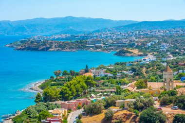 Yunanistan 'ın Plaka kenti yakınlarındaki Girit kıyı şeridinin Panorama manzarası.