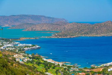 Yunanistan 'ın Plaka kenti yakınlarındaki Girit kıyı şeridinin Panorama manzarası.