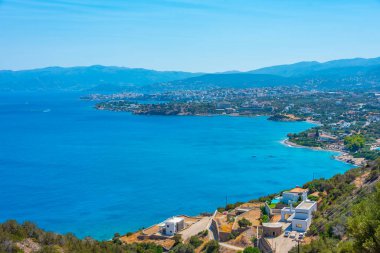 Yunanistan 'ın Plaka kenti yakınlarındaki Girit kıyı şeridinin Panorama manzarası.