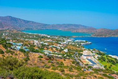 Yunanistan 'ın Plaka kenti yakınlarındaki Girit kıyı şeridinin Panorama manzarası.