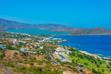 Yunanistan 'ın Plaka kenti yakınlarındaki Girit kıyı şeridinin Panorama manzarası.