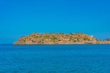 Yunan adasındaki Spinalonga Kalesi Girit.