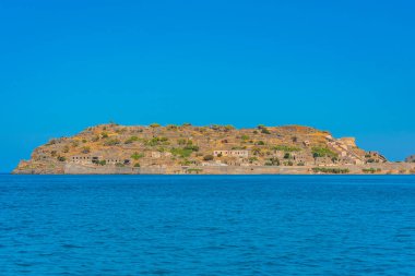 Yunan adasındaki Spinalonga Kalesi Girit.