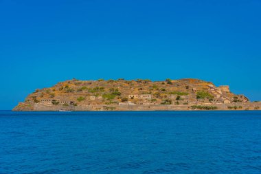Yunan adasındaki Spinalonga Kalesi Girit.