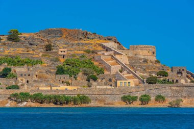 Yunan adasındaki Spinalonga Kalesi Girit.